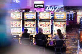 Người chơi Việt Nam trải nghiệm live casino trực tiếp trên điện thoại m66
