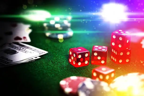 Khung cảnh sôi động của các trò chơi trên m66 với bảng cá cược và slot game
